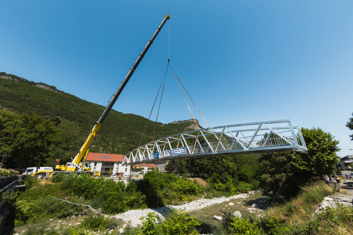 La passerelle de 40 mètres pour les piétons et les cyclistes a été installée à Vif. ©Neo-Bzeznik