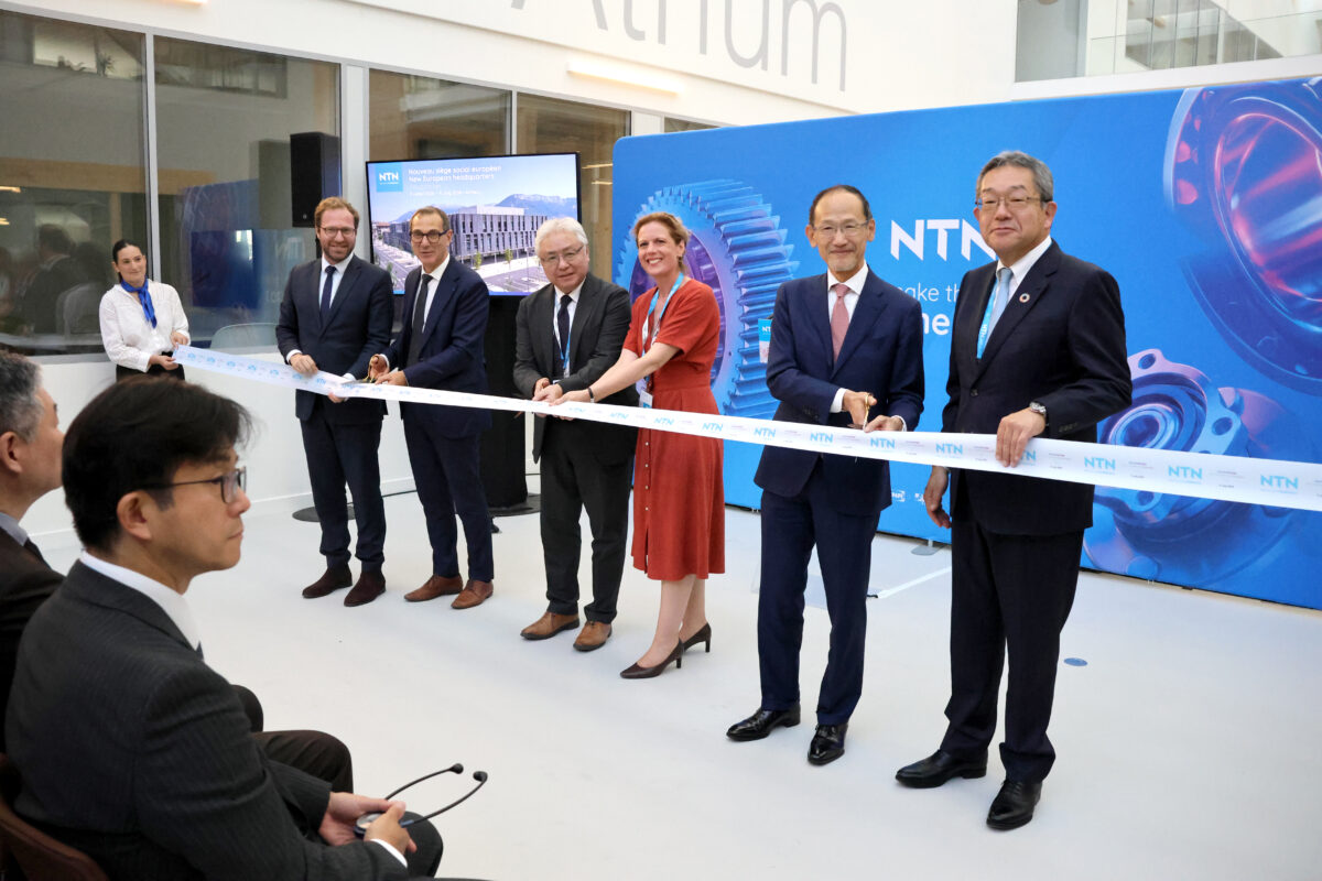 Inauguration du nouveau siège social à Annecy. De gauche à droite : Antoine Armand, maire d'Annecy, à ses côtés Dominique Lavilla directeur général de NTN Europe, Yasuaki Takahashi, directeur général adjoint, Emmanuelle Dubee, préfète de la Haute-Savoie, Hideo Suzuki, ambassadeur du Japon et tout à droite, Eiichi UKAI président de NTN Corporation. ©NTNEurope