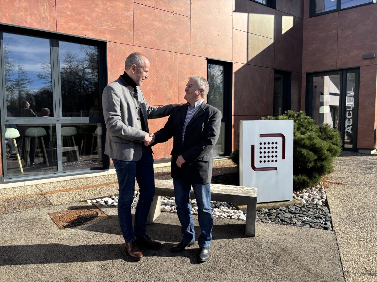 Didier Stainmesse à droite, créateur de Novium, sert la main de Sascha Kettler son successeur. Il devient le nouveau président de Novium. ©Novium
