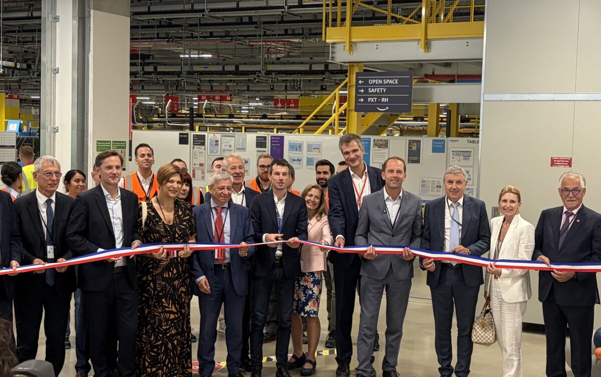 Les acteurs du projet présents pour l'inauguration du centre Amazon à Colombier-Saugnieu.