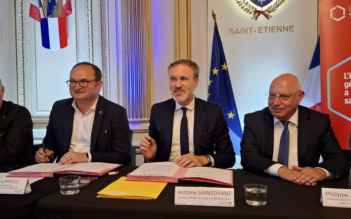 Signature du partenariat entre Saint-Étienne Métropole et la Banque des Territoires. De gauche à droite : Régis Juanico, président de Saint-Étienne Métropole, Antoine Saintoyant, directeur Général de la Banque des Territoires et Phillipe Jusserand, directeur régional de la Banque des Territoires. ©BDT