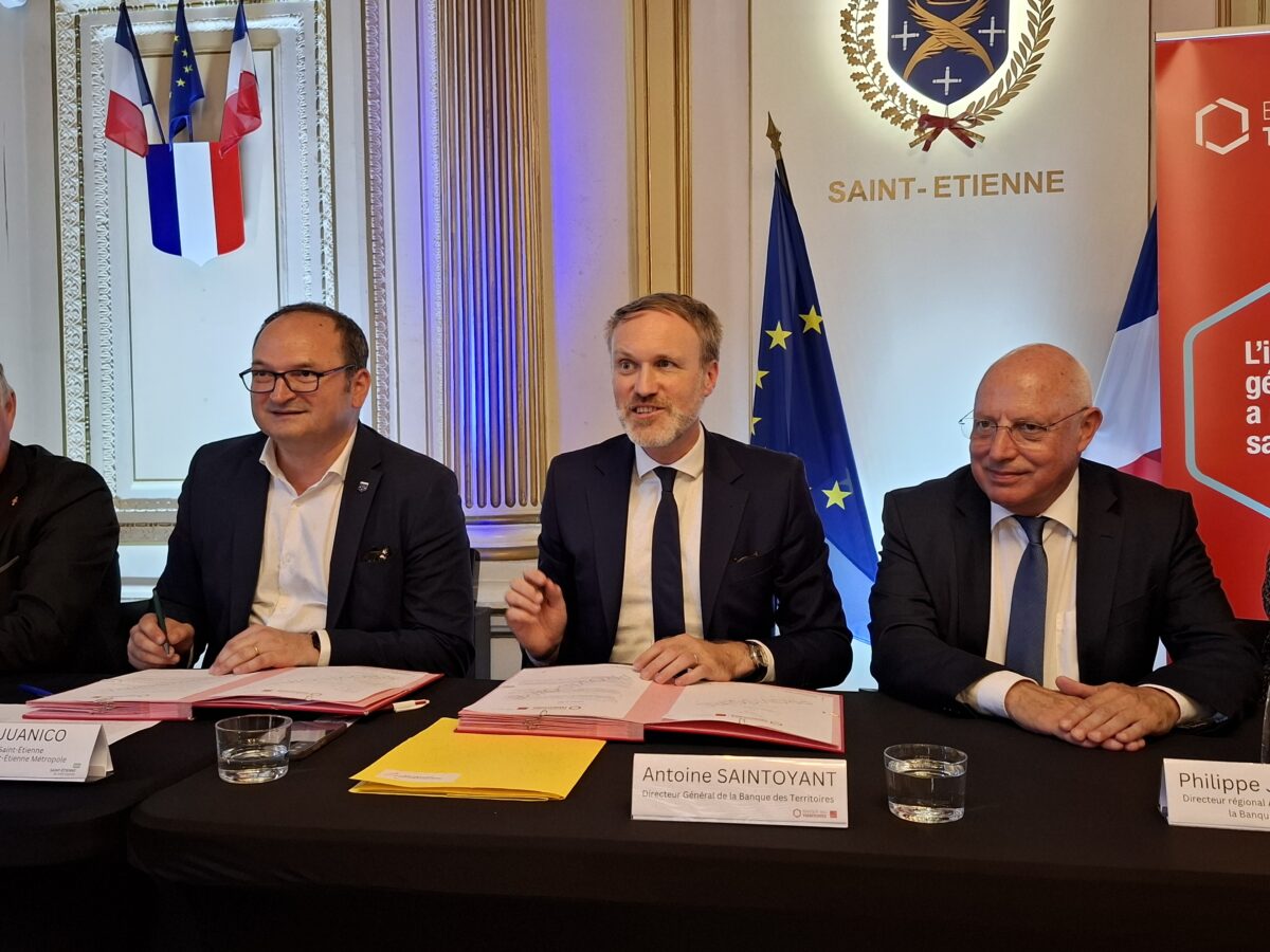 Signature du partenariat entre Saint-Étienne Métropole et la Banque des Territoires. De gauche à droite : Régis Juanico, président de Saint-Étienne Métropole, Antoine Saintoyant, directeur Général de la Banque des Territoires et Phillipe Jusserand, directeur régional de la Banque des Territoires. ©BDT