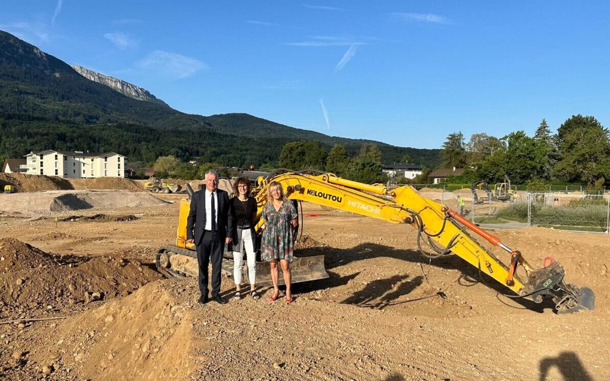 De gauche à droite : Martial Saddier, président du conseil départemental de la Haute-Savoie, Valérie Bouvier, maire de Saint-Pierre-en-Faucigny et Agnès Gay, conseillère départementale du Canton de Bonneville acte le lancement de la piste de pumptrack. ©Haute-Savoie le département