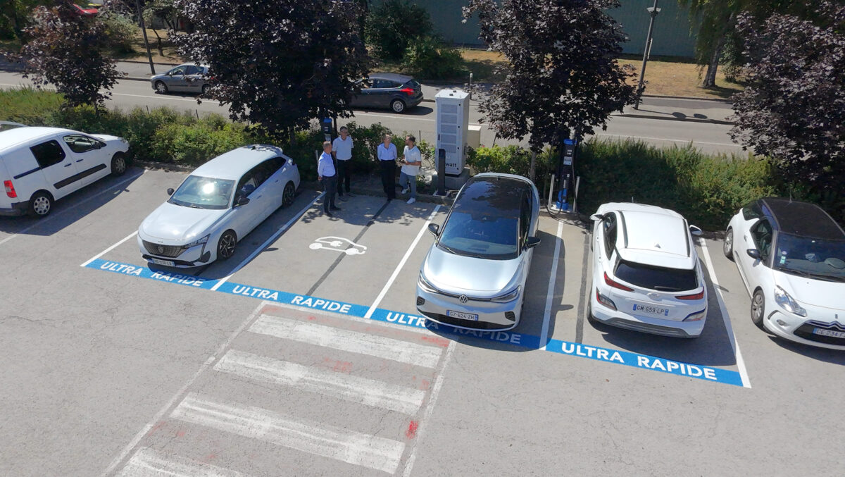 Sowatt Solutions et la Banque des Territoires ont inauguré leur première station de recharges électriques sur le parking du Intermarché d'Oyonnax. ©Sowatt Solutions