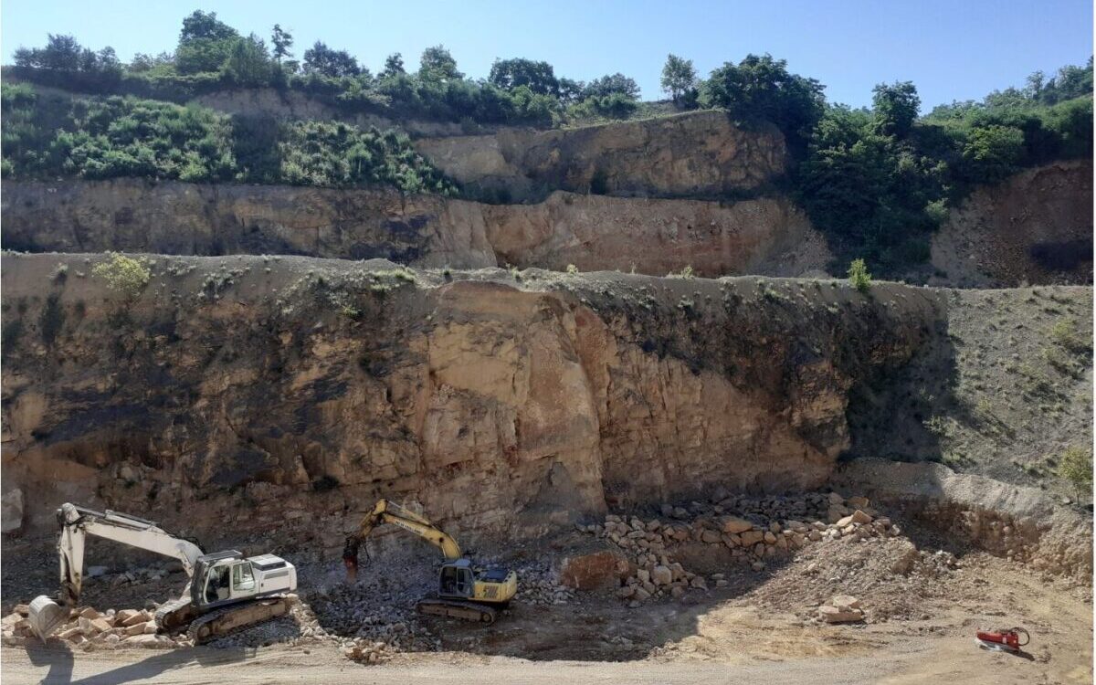 Deux pelles hydrauliques au pied d'un front calcaire dans la carrière de Mellecey, en Saône-et-Loire