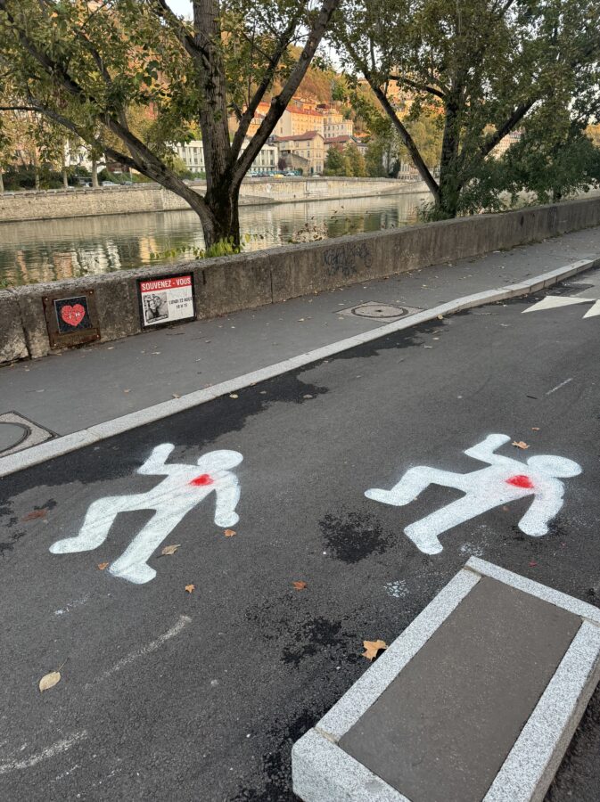Le 22 août 2022, Iris, 15 ans, et Warren, 17 ans, circulaient à trottinette sur le quai du Maréchal-Joffre (Lyon 2e) lorsqu’une ambulance privée les a percutés de plein fouet. Tous deux ont perdu la vie sur le coup