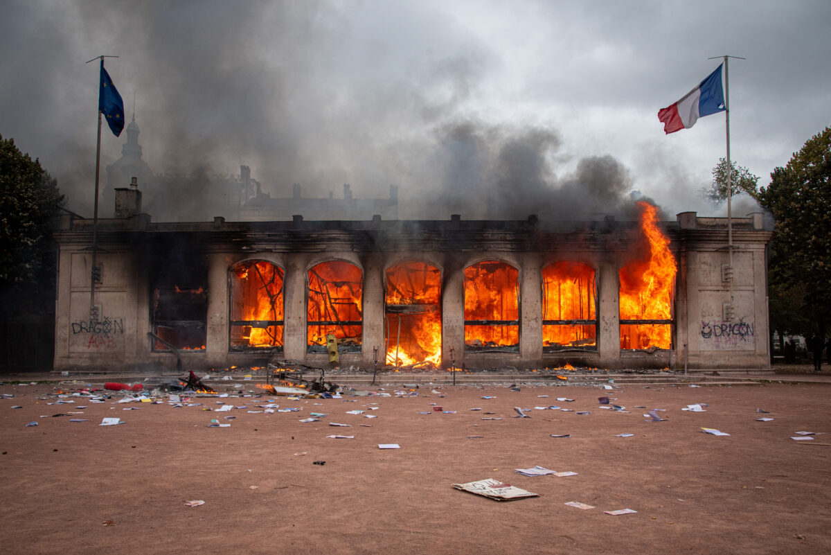 Office du tourisme en feu place bellecour @William Pham